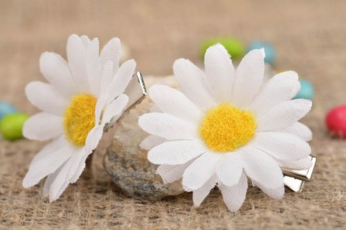 Handgemachtes Blumen Haarklammern Set 2 Stück weiße Kamillen für Mädchen - MADEheart.com