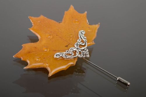 Broche artesanal de la hoja en resina epoxi - MADEheart.com