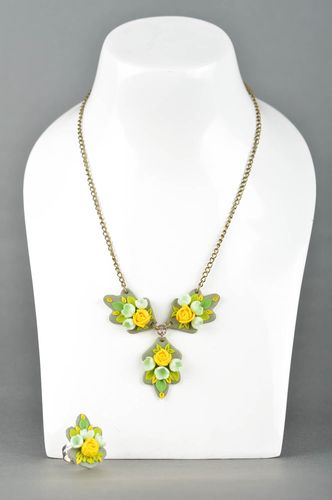 Conjunto de bisutería de arcilla polimérica anillo y colgante artesanales - MADEheart.com