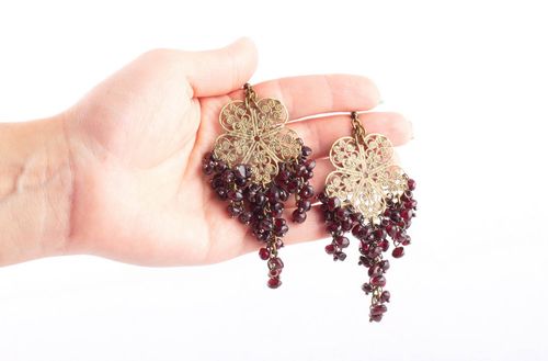 Boucles doreilles breloques Bijou fait main pierre grenat Cadeau femme - MADEheart.com