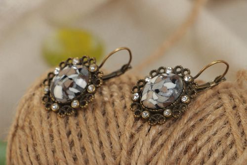 Boucles doreilles en pâte polymère et métal ajourées avec strass faites main - MADEheart.com