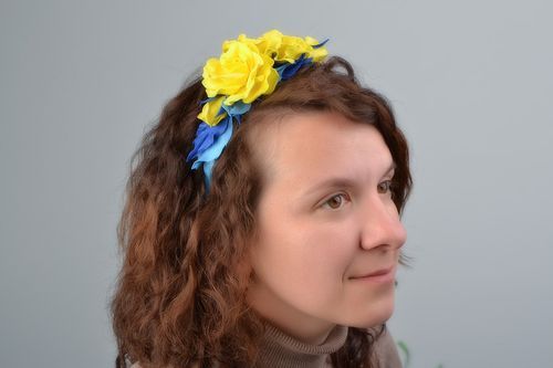 Serre-tête avec fleurs roses artificielles en foamiran jaune et bleu fait main - MADEheart.com