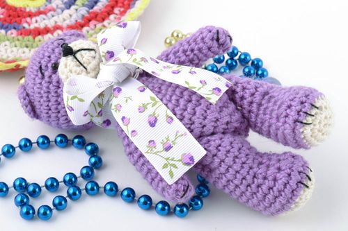 Peluche ourson avec nœud tricotée en laine mauve faite main cadeau enfant - MADEheart.com