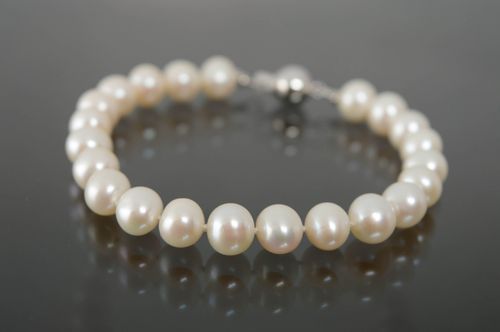 Bracelet en perles blanches fait main - MADEheart.com