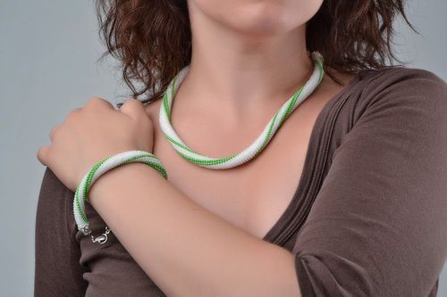 Parure collier et bracelet blanc vert tressés en perles de rocaille faits main - MADEheart.com
