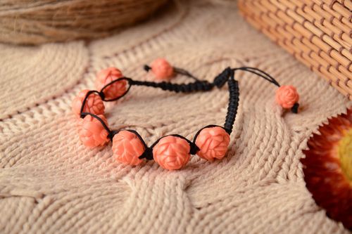 Bracelet en perles de plastique rose fait main - MADEheart.com