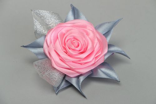 Originelle handmade Haarklammer mit Blume aus Satin in Kanzashi Technik - MADEheart.com