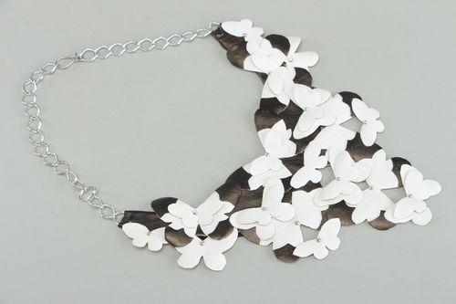 Collar de cuero artificial de mujer artesanal blanquinegro con mariposas en cadenita - MADEheart.com