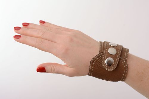 Pulseira de couro genuíno feita à mão em cor de marrom  - MADEheart.com