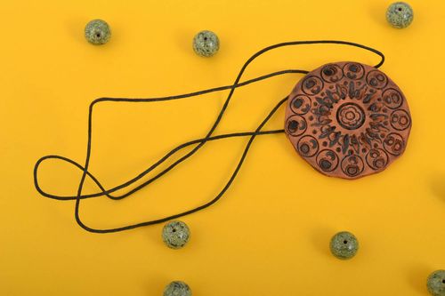 Ciondolo in stile etnico fatto a mano pendente con laccio dipinto originale - MADEheart.com