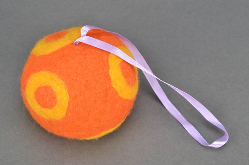 Adorno navideño de lana en técnica de fieltro - MADEheart.com