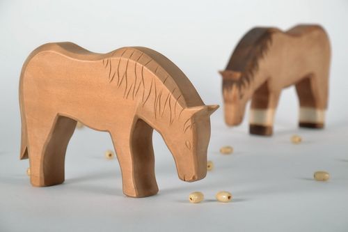 Statuette aus Holz Pferd - MADEheart.com
