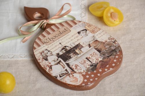 Planche à découper en bois faite main serviettage pomme originale marron - MADEheart.com