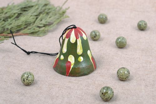 Petite cloche terre cuite verte à motif peinte de couleurs acryliques faite main - MADEheart.com