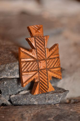 Крестик нательный крест ручной работы деревянный крестик на шею с резьбой - MADEheart.com