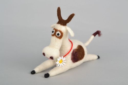 Brinquedo macio artesanal de lã vaca  - MADEheart.com