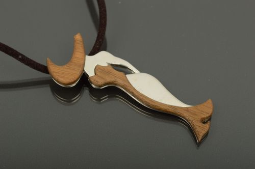 Pendentif bois de noyer Bijou fait main avec lacet 600 mm Accessoire femme - MADEheart.com