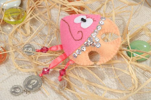 Aimant frigo en feutre mou avec pièces et perles fantaisie fait main sympa - MADEheart.com