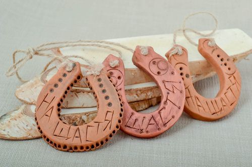Ferri di cavallo portafortuna fatti a mano elementi decorativi in ceramica - MADEheart.com