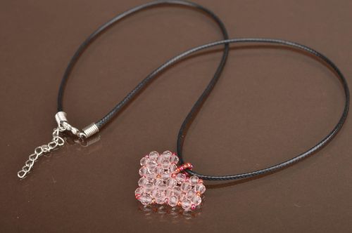Colgante de abalorios y cristal artesanal con forma de corazón rosado bonito  - MADEheart.com