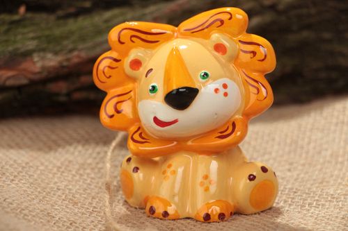 Orange bemalte Statuette Löwe aus Gips mit Acrylfarben schön lustig handgemacht - MADEheart.com