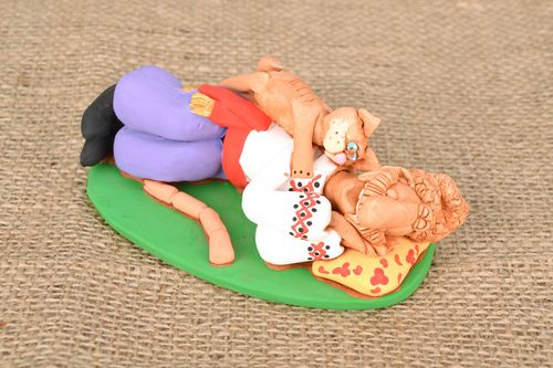 Statuette en argile Cosaque avec chat - MADEheart.com