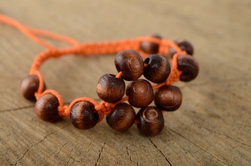 Bracelet fait main de lacet ciré et perles de bois technique macramé accessoire - MADEheart.com