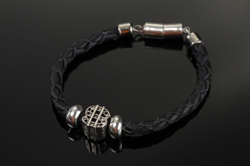 Плетеный браслет из натуральной кожи с металлическими вставками черный - MADEheart.com