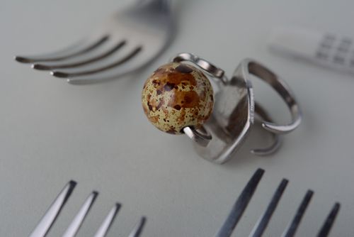 Металлическое кольцо из мельхиоровой вилки с круглым искусственным камнем - MADEheart.com