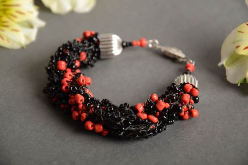 Bracelet fait main noir et rouge en perles de rocaille tressé accessoire - MADEheart.com