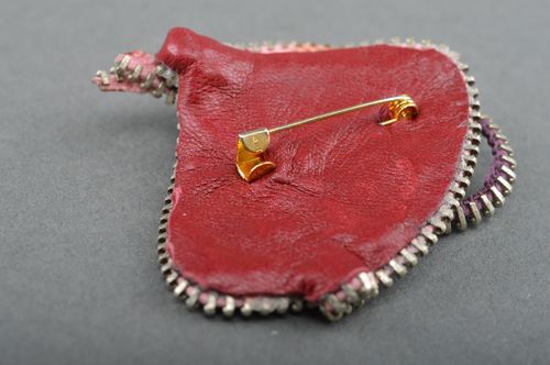 Broche textile originale faite main en cachemire avec strass pour femme bordeaux - MADEheart.com