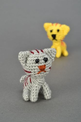 Brinquedo macio de malha feito à mão Gatinho cinzento - MADEheart.com