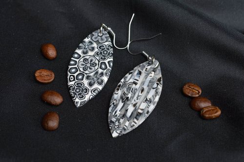 Originelle handgemachte Ohrringe aus Polymerton mit bemalten Anhängern für Damen - MADEheart.com