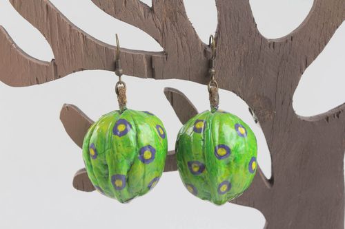 Brincos incomuns feitos de casca de noz e pintados com tintas acrílicas Noz verde - MADEheart.com