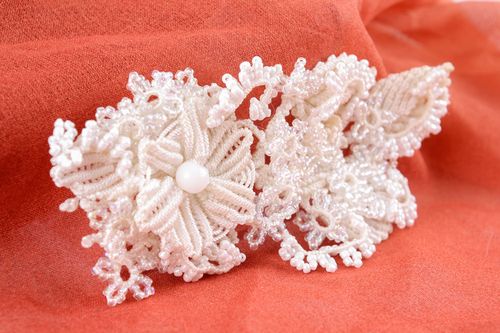 Broche branco artesanal em técnica macramê - MADEheart.com