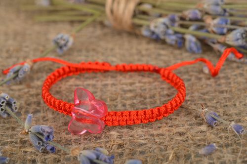 Bracelet tressé en lacet rouge ciré avec perle en forme de papillon fait main - MADEheart.com
