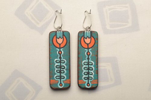 Boucles doreilles en bois fantaisie avec pendeloques - MADEheart.com