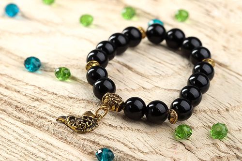 Bracelet en agate Bijou fait main noir avec breloque poisson Cadeau femme - MADEheart.com
