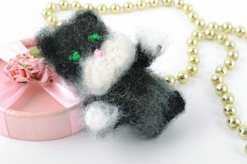Marionnette à doigt Chat noir tricotée en laine petite originale faite main - MADEheart.com
