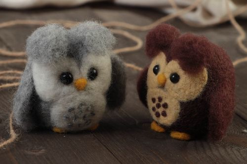 Deux jouets hiboux brun et gris en laine naturelle feutrée faits main originaux - MADEheart.com