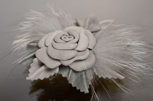 Broche en cuir naturel Fleur grise - MADEheart.com