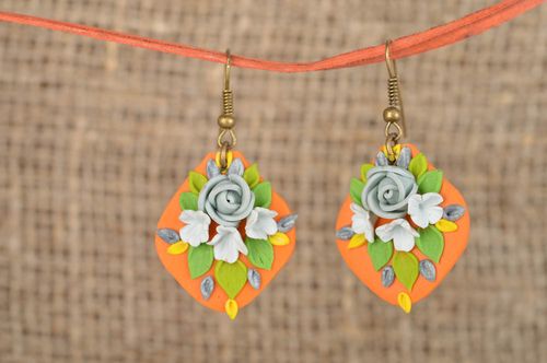 Bunte Ohrringe aus Polymerton mit Anhängern Rosen künstlerische Handarbeit - MADEheart.com
