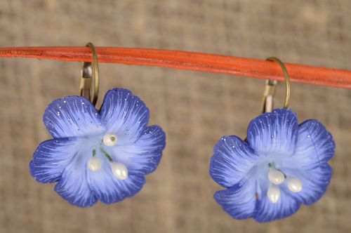Modische Blumen Ohrringe aus Polymerton in Blau massiv handgeschaffen stilvoll - MADEheart.com