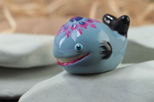 Figurilla de yeso hecha a mano pequeña pintada vistosa Ballena - MADEheart.com