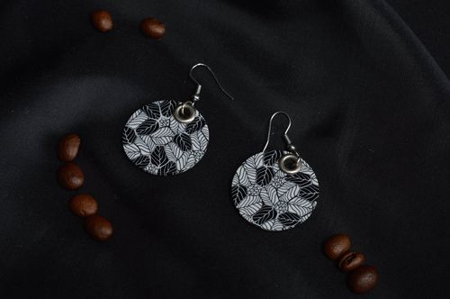 Runde handmade Ohrringe mit Anhängern in Schwarz und Weiß mit Ornament für Damen - MADEheart.com
