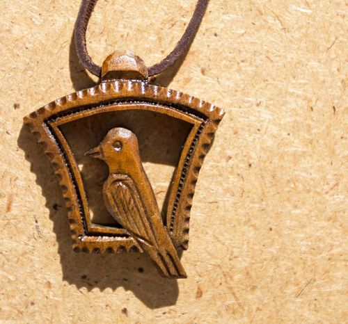 Ciondolo di legno decorativo fatto a mano Pendente etnico in legno  - MADEheart.com