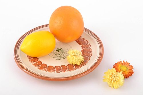 Petite assiette en céramique plate brune peinte dengobes faite main originale  - MADEheart.com