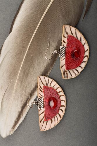 Boucles doreilles pendantes Bijou fait main en cuir blanc rouge Cadeau femme - MADEheart.com