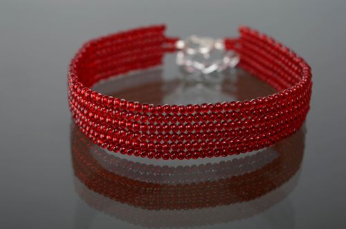 Red beaded bracelet with heart shaped charm - MADEheart.com
