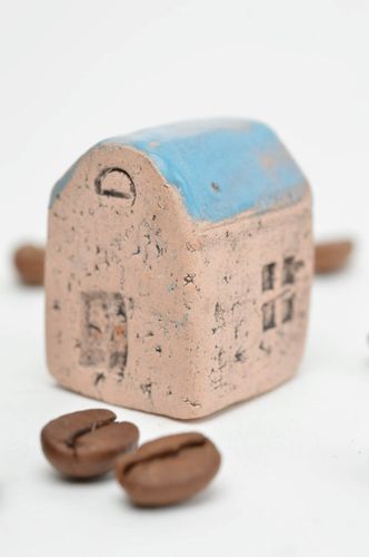 Kleine Keramische Figur Haus mit blauem Dach originell künstlerische Handarbeit - MADEheart.com